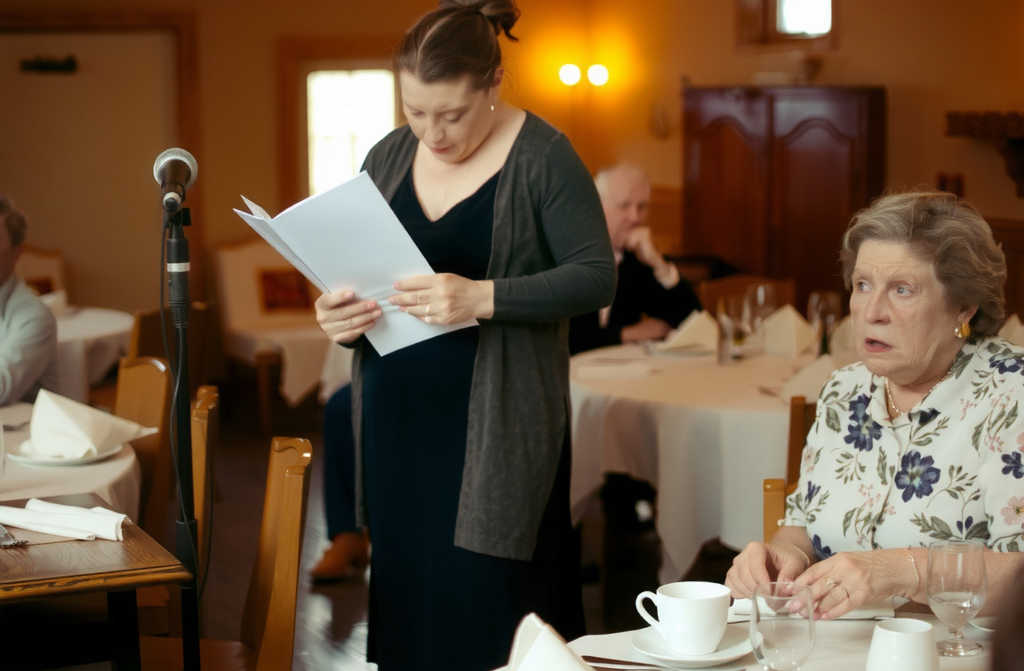 — Dziękuję synu za to święto! — powiedziała teściowa do mikrofonu, ignorując mnie! Mój toast w odpowiedzi sprawił, iż cała sala zamilkła.