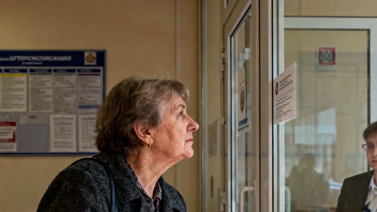 Mężczyzna, który stał w drzwiach banku, był tak wściekły, iż trząsł mu się podbródek. Pracuję w oddziale przy ulicy Piłsudskiego w Białymstoku od dziewięciu lat i widziałem różne awantury — o kredyty, spadki, zajęcia komornicze. Ale żeby ktoś darł dowód osobisty na strzępy przy stanowisku numer cztery i rzucał te skrawki w szybę, to pierwszy raz.